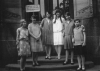 Skupina prvních studentek před školou